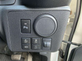 運転席の右下のスイッチです。コーナーセンサーや横すべり防止装置のスイッチが並んでいます。