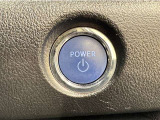 システムスタートボタンです。キーが車内にあれば、HVシステムの始動・停止はブレーキを踏んでスイッチを押すだけ!キーを取り出す手間を省き、ワンプッシュで簡単でスムーズです。
