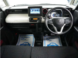 運転にかかわる様々な操作を安全に行えるように視点移動が少なく、操作性に配慮されたスイッチ類が凝縮されたコクピットです。