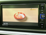 テレビ映像を画面に表示でき、停車中の待ち時間にも視聴を楽しめます。操作部が画面脇にまとまっているため、必要なときに表示内容を確認しやすい構成です。