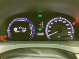 速度や燃料残量など、運転に必要な情報を見渡しやすく表示します。各種インジケーターも配置されており、走行前や運転中に車両の状態を確認しやすい、見やすさに配慮されたメーター廻りです。