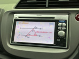 テレビ映像が表示され、停車中に番組や映像を視聴できます。画面に映る内容を見ながら過ごせるので、休憩時間などのひとときにも活用しやすい装備です。視聴は停車時にお楽しみください。