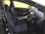 すわり心地の良い運転席・助手席です。長時間のドライブの疲れ軽減に貢献します。どうぞ快適なドライブを。