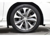 純正のアルミホイールが足元を飾ります!タイヤサイズは 215/50R17 になります。