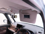 運転席サンバイザー裏にバニティミラー。気になった時にサッと身だしなみチェック。