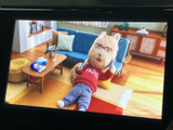 テレビ映像を表示できる画面を備え、停車中の待ち時間に番組を視聴して過ごせます。映像が見やすい大きさで表示され、車内での待ち時間をより快適に活用できる便利な装備です。