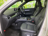 開口部が広く、乗り降りの際に室内を見渡しやすい運転席まわりです。シートは身体を預けやすい形状で、助手席も含めて落ち着いて過ごせる空間です。