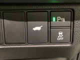 VSA装備車です。VSAはドライバーの操作と車の動きを見守っています。もし車の挙動が乱れたとき、4輪別々にブレーキをかけたり、エンジンパワーをしぼることによって車を安定させます。