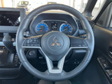 ステアリングからメーターやセンターディスプレイまで見渡せる運転席まわりです。各部の配置がまとまり、運転に必要な表示やスイッチを確認しやすくなっています。