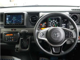 運転にかかわる様々な操作を安全に行えるように視点移動が少なく、操作性に配慮されたスイッチ類が凝縮されたコクピットです。