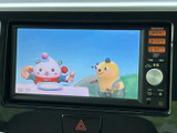 テレビ映像を画面で楽しめる装備です。停車中の休憩時間に番組を視聴でき、待ち時間も車内で過ごしやすくなります。画面の表示内容を確認しながらご利用いただけます。