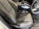 メルセデスのシートは、少し硬めに出来ておりますので、長時間の運転でも疲れにくく、安全にドライビングをお楽しみ頂けます