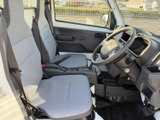 明るい色合いのシートと広い窓で、運転席まわりに開放感があります。座面や背もたれの形状も確認でき、乗り降りの際や日々の移動でも使いやすさを感じられる空間です。