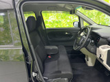 前席は視界が開けており、運転席と助手席それぞれから周囲を確認しやすい空間です。座面や背もたれは落ち着いた色合いで、ゆったり腰掛けて日常の移動をお過ごしいただけます。