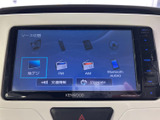 地デジ、FM、AMをはじめ、複数の音源が画面に表示されて選択肢が分かりやすい構成です。交通情報や待機表示も備わり、普段の移動中に好みの音源を選んで楽しめます。