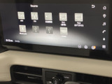 ラジオやBluetoothなど複数の音源が画面に一覧表示され、使いたい項目を選びやすい構成です。日常の移動中も好みの音源を利用でき、車内での時間を快適に過ごせます。