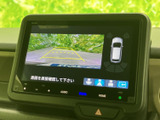 車両後方の映像とガイド線、周囲を示す表示を画面で確認できます。駐車時に後方や車両周辺の状況を把握しやすく、切り返しや位置合わせの目安になります。