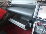 【グローブBOX】車検証、メンテナンスノート等収納できます。