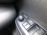 電動格納ドアミラー付き。スイッチ操作でミラーが開閉します。
