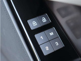 運転席にはシートメモリー機能を装備。ドライバーごとの好みのポジションを記憶できるため、乗るたびに細かな調整をする手間を省けます。ご家族で共有される方にも便利な装備です。