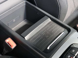 ●助手席グローブボックスにはETCスロットがございます。ナビと連動し、ゲート通過時に画面にて料金をお知らせいたします。