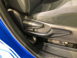 運転席シート座面は上下アジャスター付きです。お好みの位置に調整可能です。