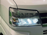 白く明るい光が夜間走行の安心感を高めます!LEDヘッドランプ(オートレベリング機能・LEDクリアランスランプ付)