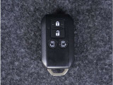 【スマートキー】鍵を持っているボタンを押すだけでエンジン始動。ドアの施錠もボタンを押すだけ。鍵は無くさない様にポケットに入れたまま。