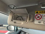 サンバイザーに鏡がついてますので車から降りる前に身だしなみチェック出来ます。