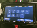 AM・FMやディスク、テレビ、Bluetooth、USBなど、複数の音源を画面から選択できます。普段使う再生方法に合わせて切り替えられ、車内での音楽利用に便利です。