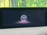 【8.8インチマツダコネクト】車内の雰囲気にマッチした大型のディスプレイ。スマホ接続でのナビ使用やBluetooth再生等、様々な機能が楽しめます。直感的なダイヤル操作が可能で、使い勝手も良好です。