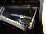 前席USBソケット(TypeA)でスマホの音声を車内でお楽しみ頂けます!