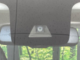 【インテリジェントエマージェンシーブレーキ】フロントカメラで前方の車両や歩行者を検知。衝突しそうな時は衝突被害軽減ブレーキが作動、衝突回避をサポート。より安全にドライブをお楽しみいただけます。