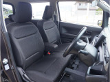 【清潔感のある運転席&助手席】隅々までクリーニングの行き届いた運転席&助手席。目立ったシミや汚れ等もございません。