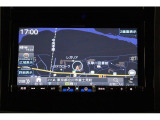 アルパイン製メモリーナビを装備。フルセグTVやDVD再生機能、Bluetoothオーディオやハンズフリー通話機能も搭載しています。SDスロット搭載でCDが自動でダウンロードされます。