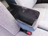 フロントセンターアームレスト。蓋つきの収納スペースになってエコバッグや運転用の眼鏡やサングラスなどをしまっておくのにぴったり。