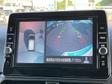 後方の映像に加えて車両周辺の表示も確認でき、駐車時の状況把握をサポートします。画面内のガイド表示を目安にしながら、周囲を直接確認して操作できる便利な装備です。