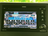 ラジオの選局や各種メニューが画面にまとまり、表示を見ながら使いやすい構成です。日々の移動中に音楽や情報を楽しみたい方にも便利な装備です。