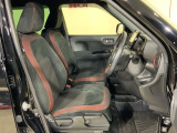 乗降がしやすい運転席。高さが調節できて小柄な方でも運転しやすいポジションをとることができます。
