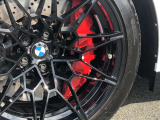 M スポーツ・ブレーキは、ダイナミックなパフォーマンスに相応しい優れた制動力を発揮。Mのロゴがあしらわれたブレーキ・キャリパーと大型のディスクを備え、スポーティな走行スタイルとブレーキ性能を実現します