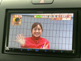 テレビ番組を画面で視聴できる装備です。停車中の待ち時間などに映像を楽しめるのがうれしいポイント。画面表示も見やすく、車内で過ごすひとときに活用できます。