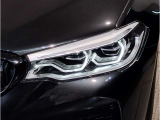 【LEDヘッドライト】先進のLEDテクノロジーを採用。放射される白色光の周波特性は太陽光に近く、バイキセノン・ヘッドライトを上回るコントラストで更に明るく輝きます!