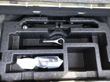 もしパンクをしてしまったら、この溶剤をエア注入口より入れて応急処置をしてください。重いスペアタイヤを積んで走るより燃費向上になるので、パンク修理キット搭載車が増えてます。