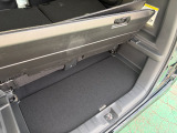 荷室のボードの仕切りは外したり立てることもできて大きな背の高い荷物も入ります♪