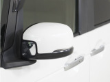 ◆ドアミラーウインカー◆ドアミラーにウインカーを装備しています。対向車に自身の進行方向を合図し安全に運転できます。