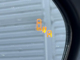 【ブラインドスポットモニター】走行中、ドアミラーの死角になりやすい箇所に後続車が接近するとサイドミラーのレンズに警告を表示!ドライバーに注意喚起をしてくれます。