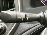 レバーに各設定が表示されており、運転席から手元の表示を確認しながら使えます。天候の変化に応じた視界確保を支える装備で、日常の運転時にも頼りになります。