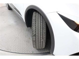 225/45R21サイズのタイヤになります。