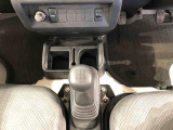 5速ミッションのマニュアル車になります。