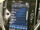テレビ番組の情報が画面上部に表示され、停車中に映像や番組を視聴できます。設定項目も同じ画面で確認できるため、必要なメニューを選びながら使いやすい構成です。